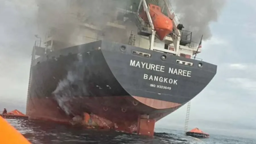 O navio cargueiro Mayuree Naree, de bandeira tailandesa, foi envolto em fumaça preta Imagem: Divulgação Marinha Real Tailandesa